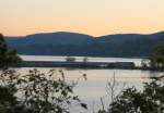 7-10-15. Abendstimmung am Hudson River. MTA Regionalzug nach Poughkeepsie, NY bei Constitution Island