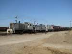 Drei Dieselloks rangieren mit einem langen Gterzug am 24.2.2008 in Galveston (Texas).