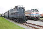 Historische E-Lok Pennsylvania Railroad GG-1 #4800 steht im Railroad Museum of Pennsylvania, Strasburg. Amtrak E60 E-Lok #603 ist daneben. 5/14/2011 Foto.