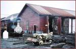 Das Depot der Mount Washington Cog Railway befindet sich in Marshfield Station, dem Ausgangspunkt der Bahn in die White mountains. Die ganze Anlage befindet sich in einem derart desolaten Zustand, dass ich vermute es geschieht mit Absicht, um dem Besucher den Charakter der Pionierzeit drastisch vor Augen zu fhren. Die Schiebebhne wurde nicht von Hand gekurbelt, wie bei uns blich, sondern ein ebenso altes Raupenfahrzeug besorgte diesen Job. (Archiv 03.08.1998)