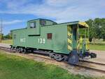 Englisch   Caboose  bedeutet . Eine Kombüse ist ein bemannter nordamerikanischer Eisenbahnwaggon, der am Ende eines Güterzuges angekoppelt ist. Kombüsen bieten Schutz für das Personal am Ende eines Zuges, das früher beim Rangieren und Rangieren eingesetzt werden musste und dabei auf Ladungsverschiebungen, Schäden an Ausrüstung und Ladung sowie überhitzte Achsen achten musste. 
27. Juni 2023 in St Charles USA Missouri.