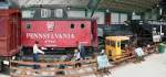 Gleisbautrupp bei der Arbeit, im Railroad Museum Strasburg, PA (02.06.09), dahinter einer der so beliebten Caboose.