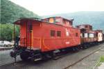 Central Railroad of New Jersey Caboose #91507 und Erie Lackawanna Caboose #C-181 in Jim Thorpe Pennsylvania in dieses 10/8/1992 Foto.