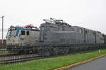 Eine nicht markierte GG-1 der Pennsylvania Railroad steht neben der EMD AEM-7 Nr.