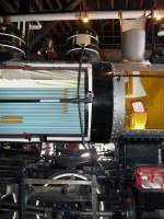 Schnitt durch eine Dampflok, bergang vom Kessel zur Rauchkammer, darber der Sandkasten mit Sandfallrohr.