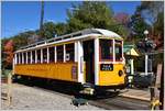 Seashore Trolley Museum Kennebunkport/Maine. Prächtig restaurierter Tramwagen Connectiut 1160 mit zwei Reihen Längssitze den Fenstern entlang. (17.10.2017)