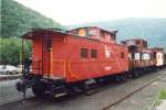 Central Railroad of New Jersey Caboose #91507 und Erie Lackawanna Caboose #C-181 in Jim Thorpe Pennsylvania in dieses 10/8/1992 Foto.  Diese Cabooses sind in Privatbesitz.