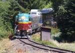 13.7.2012 Zwischen Mt. Hood River und Parkdale, OR. #0202 der Mt. Hood Railroad bei Dee, OR. Die beiden Domcars stammen von der Holland - America - Line (zumindest war ein derartiger Schriftzug erkennbar) und stammen aus den 60ern. Die kleine Bahngesellschaft betreibt auch G�terverkehr.