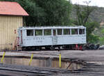 Schiefer Wagen mit nur einem Drehgestell, gesehen im Depot in Durango.
