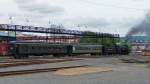 Ausfahrt mit der Canadian Pacific #2317 in  Steamtown  Scranton, PA (4.6.09). Die Fahrt ist etwas merkwrdig und verluft im Zick-Zack: Vorwrts ausziehen aus der Zufahrt zur Drehscheibe, dann rckwrts durch den Abstellbereich bis auf die Brcke, dann vorwrts durch den Tram-Bahnhof und Hauptbahnhof am General-Dynamics-Montagewerk vorbei bis um die nchste Kurve in den Wald. Sodann geht es umgekehrt wieder zurck... Der lange Steg fhrt vom Tram-Bahnsteig direkt ins Einkaufszentrum (The Mall at Steamtown).