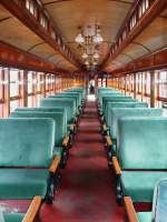 Ebenfalls Polstersitze mit Klapplehnen und sch�nen Deckenleuchten hat der vierte Wagen (Strasburg, 02.06.09).