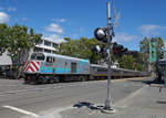 Wenige Minuten nachdem Amtraks San Joaquin Nr. 713 von Bakersfield am 20.05.2020 in Oakland angekommen ist, wird der Leerzug in Richtung Abstellung geschoben. An der Spitze befindet sich NPCU (Non Powered Control Unit) #90215, eine zum Steuerwagen umgebaute F40.