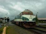 Halt des Cascades Express im Bahnhof South Bellingham (Strecke Seattle, WA - Vancouver, Canada). Die  Lok  an der Zugspitze ist eine ehemalige F40, die, ihrer Maschinenanlage beraubt, jetzt nur noch als Steuerwagen des Talgo-Zuges dient (Mai 2003).
