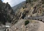 7.6.2012 Amtraks California Zephyr mit Genesis 172 und 122 vor einem Tunnel am Colorado River zwischen Fraser und Glenwood Springs, CO