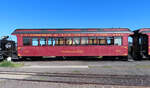 Sieht gut aus: Personenwagen der Standard-Klasse. Das Foto wurde vom öffentlich zugänglichen Bereich des Bahnhofs aufgenommen. Antonito, CO, 30.8.2022