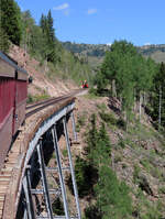 Stilvolle Brücke in den Bergen Colorados.
