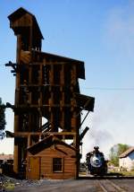 D&RGW Nr 483, eine K-36, von Baldwin 1925 gebaut und die Bekohlungsanlage in Chama am 13. Juni 1987. 