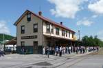Am Bahnhofsgebude der EBT haben sich schon viele Eisenbahn-Fans zur Saisonerffnungsfahrt versammelt und erwarten den ersten Zug (Orbisonia, PA, 6.6.09).