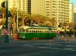 Historische Straenbahn der Linie F in San Francisco. Es handelt sich um einen restaurierten Pullmann-Wagen aus den 1940er Jahren (10.03.2005).