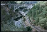 Der Feather River Canyon mit seinen Brcken bildet die grandiose Kulisse fr einen Gterzug in Richtung Sacramento 1996