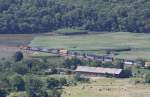 27.6.2012 Bear Mountain State Park, NY, Iona Islands. Eine  verirrte  BNSF 970 mit CSX 315, 496 und 148 ziehen einen Containerzug Richtung NY / NJ. Aufgenommen aus ca. 1,5km von Anthonys Nose / Hudson Highlands.