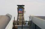 5.7.2012 Cheyenne, WY. Union Pacifics Controll Tower, eingerahmt von 2 Straenbrckenn.