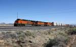 Drei BNSF Loks ziehen den Zug am Vormittag Richtung Los Angeles.
Aufgenommen in der Nhe von Barstow am 7.5.2012.