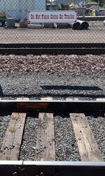 'Warnschild' beim Personenbahnhof in Williams.