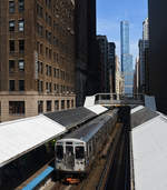 Die Chicago Elevated the  L  genannt prägt the Loop, sie gilt als die erste elektrisch betriebene Hochbahn der Welt.