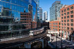 Am 27.09.2022 ist CTA 3397 unterwegs in den Chicago Loop und konnte hier in der S-Kurve bei Merchandise Mart, Chicago, USA aufgenommen werden
