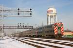 Chicago 08/03/13 : neuer Signalmast, alte Signalbrcke und ein Wasserturm, der einem sagt, wo man ist : ein langer Metra Wendezug (diesmal mit drei Steuerwagen...) fhrt aus Franklin Park aus Richtung