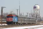 Franklin Park, Chicago: METRA 103 (FP40H) beschleunigt nach einen Stop - 08/03/13
