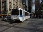 Ein Straenbahn der RTD berquert die 16th Street Mall, eine Einkaufsstrae in Denver