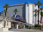 Monorail vom Excalibur Hotel zum Hotel Mandalay Bay in der Morgensonne. Las Vegas, 17.8.2022