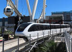 Diese Monorail verkehrt vom MGM Grand Hotel bis zur Station Sahara Las Vegas. Hier passiert sie das Riesenrad in der Nhe der Station Harrah's & The LINQ Monorail Station. Las Vegas, 16.8.2022