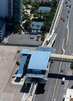 Die Monorail verlässt den Startbahnhof Sahara Station Richtung MGM Grand Station und befindet sich genau auf der Ausfahrweiche.