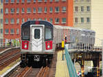 New York City / Bronx: Zug der Linie 5 nach Eastchester beim Verlassen der Station 174 St, 16.09.2019.