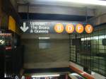Hier geht es runter zur Subway B-D-F-V Richtung Uptown/The Bronx und .