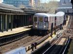 Ein R62A Zug der New Yorker Subway hat Einfahrt in die Station Willets Point / Shea Stadium am 14.04.08.