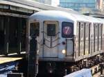 Ein R62A Zug der New Yorker Subway hat Einfahrt in die Station Willets Point / Shea Stadium am 14.04.08.