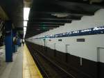 Der Bahnhof Roosevelt Avenue / Jackson Hts mit Umsteigetunnel/Weg zur Station 74 Street/Broadway.