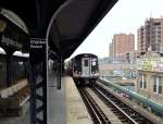 Zug der New Yorker Subway-Linie Q Richtung Manhattan an der Station  Brighton Beach  in Brooklyn.
