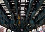 Eine mächtige Stahlkonstruktion überspannt die Brighton Beach Avenue im Süden Brooklyns. Obendrauf ohne Dämmung - die Holzschwellen für die New Yorker Subway. Entsprechend groß ist der Lärm. 19.6.2014