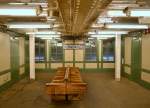 Der Warteraum im Zwischengeschoss der New Yorker Subway-Station  Brighton Beach  verfügt nicht nur über Standard-Holzbänke aus Pennsylvania, sondern auch über elektronische