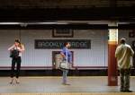 SUBWAY PEOPLE II: in der New Yorker Station Brooklyn Bridge.