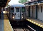 Einfahrt eines R62A-Zuges der New Yorker Subway-Linie 6 in die Endstation  Pelham Bay Park  in der Bronx.