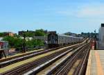 Einfahrt eines 142A-Zuges der New Yorker Subway-Linie 7 in die Station  90th Street- Elmhurst Avenue  in Queens. 13.6.2015 
