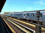 Zug der New Yorker Subway Linie 7 in der Station  90th Street-Elmhurst Avenue  in Queens.