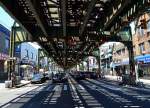 Dreigleisige Hochbahnstrecke der New Yorker Subway-Linie 7 über der kilometerlangen  Roosevelt Avenue  in Queens.