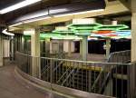 Ständig wechselt die Farbstimmung der Neonbeleuchtung in der New Yorker Subway-Station  Bleeker Street  im Süden Manhattans.